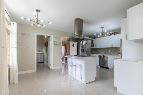 House in Miami, Florida 4 bedrooms, 310.48 sq.m. № 1934587 - photo 18