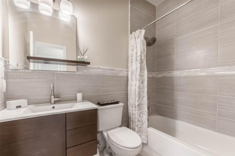 House in Miami, Florida 4 bedrooms, 310.48 sq.m. № 1934587 - photo 25