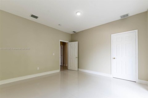 House in Miami, Florida 4 bedrooms, 310.48 sq.m. № 1934587 - photo 30