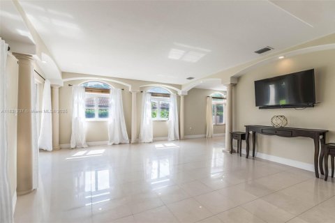 House in Miami, Florida 4 bedrooms, 310.48 sq.m. № 1934587 - photo 12