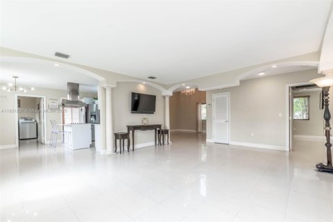 House in Miami, Florida 4 bedrooms, 310.48 sq.m. № 1934587 - photo 16