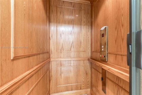 House in Miami, Florida 4 bedrooms, 310.48 sq.m. № 1934587 - photo 13