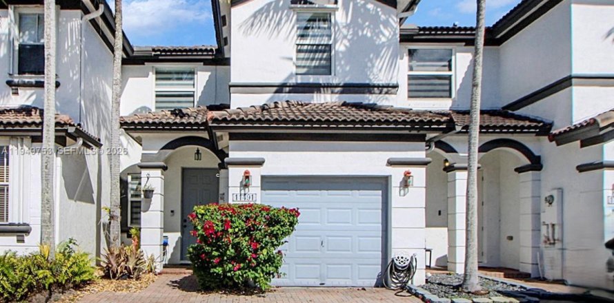 Таунхаус в Дорал, Флорида 3 спальни, 157м2 № 2005987
