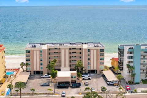 Condo à Madeira Beach, Floride, 2 chambres  № 2330135