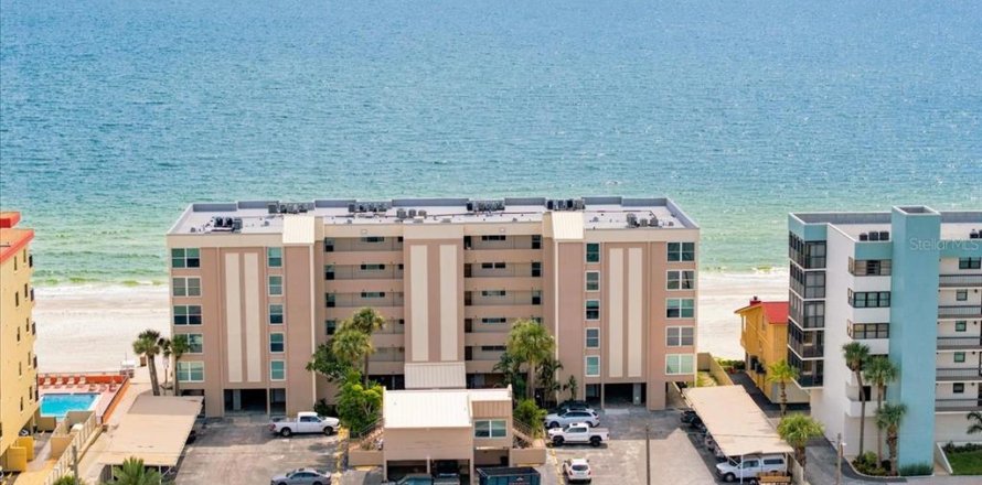 Condo à Madeira Beach, Floride, 2 chambres № 2330135