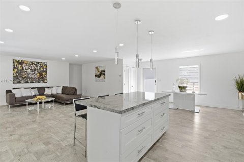 House in Miami, Florida 3 bedrooms, 155.33 sq.m. № 2031170 - photo 11