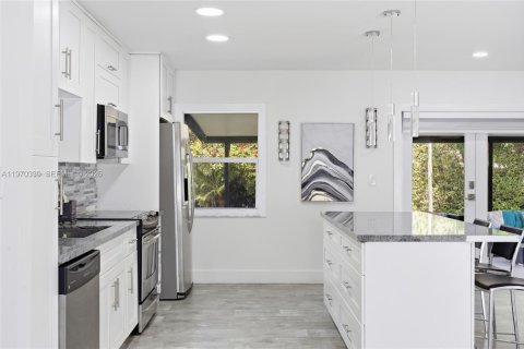 House in Miami, Florida 3 bedrooms, 155.33 sq.m. № 2031170 - photo 17