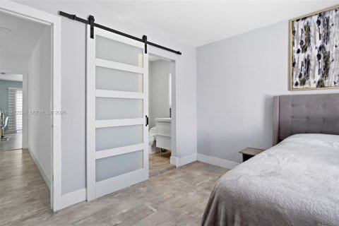 House in Miami, Florida 3 bedrooms, 155.33 sq.m. № 2031170 - photo 21