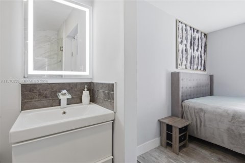 House in Miami, Florida 3 bedrooms, 155.33 sq.m. № 2031170 - photo 22