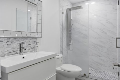 House in Miami, Florida 3 bedrooms, 155.33 sq.m. № 2031170 - photo 26