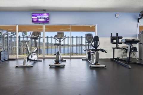 House in Miami, Florida 3 bedrooms, 155.33 sq.m. № 2031170 - photo 30