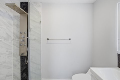 House in Miami, Florida 3 bedrooms, 155.33 sq.m. № 2031170 - photo 24