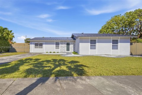 House in Miami, Florida 3 bedrooms, 155.33 sq.m. № 2031170 - photo 2