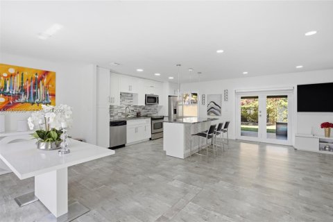 House in Miami, Florida 3 bedrooms, 155.33 sq.m. № 2031170 - photo 10