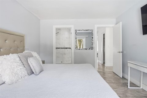 House in Miami, Florida 3 bedrooms, 155.33 sq.m. № 2031170 - photo 19