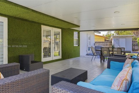 House in Miami, Florida 3 bedrooms, 155.33 sq.m. № 2031170 - photo 5