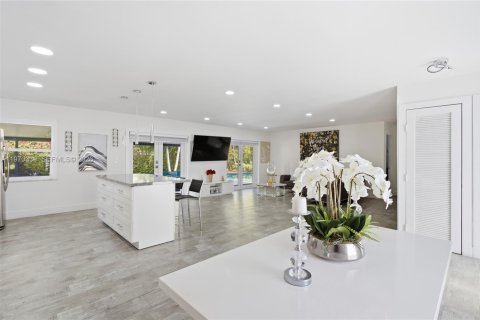 House in Miami, Florida 3 bedrooms, 155.33 sq.m. № 2031170 - photo 14