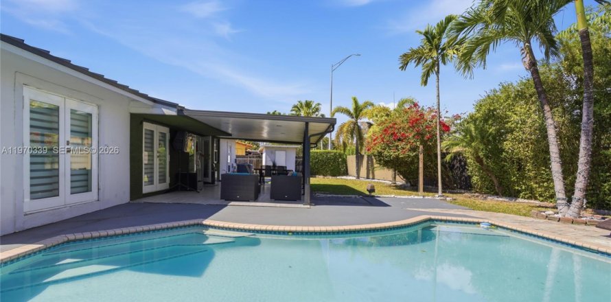 House in Miami, Florida 3 bedrooms, 155.33 sq.m. № 2031170