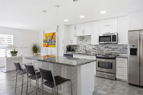 House in Miami, Florida 3 bedrooms, 155.33 sq.m. № 2031170 - photo 12