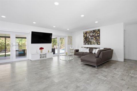 House in Miami, Florida 3 bedrooms, 155.33 sq.m. № 2031170 - photo 15