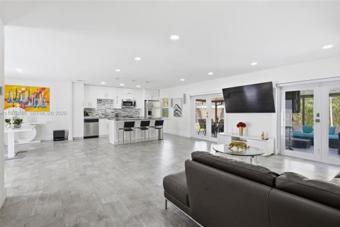 House in Miami, Florida 3 bedrooms, 155.33 sq.m. № 2031170 - photo 13