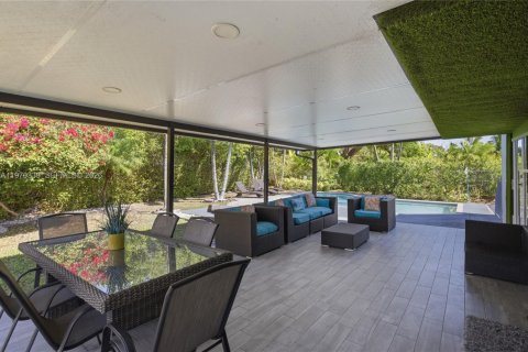 House in Miami, Florida 3 bedrooms, 155.33 sq.m. № 2031170 - photo 6