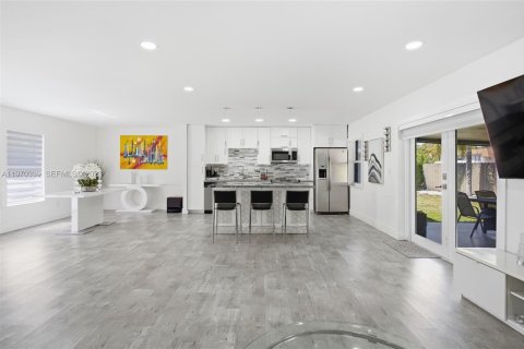 House in Miami, Florida 3 bedrooms, 155.33 sq.m. № 2031170 - photo 9