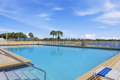 House in Miami, Florida 3 bedrooms, 155.33 sq.m. № 2031170 - photo 27