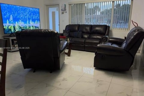 Villa ou maison à vendre à Miami Gardens, Floride: 3 chambres, 100.06 m2 № 1971164 - photo 5