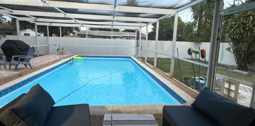 Villa ou maison à Miami Gardens, Floride 3 chambres, 100.06 m2 № 1971164