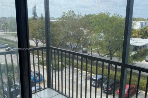 Condo in North Miami Beach, Florida, 1 bedroom  № 2049653 - photo 9