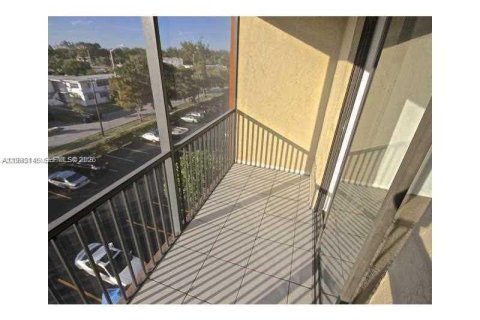 Condo in North Miami Beach, Florida, 1 bedroom  № 2049653 - photo 8