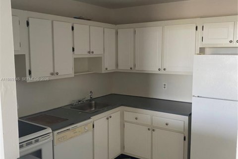 Condo in North Miami Beach, Florida, 1 bedroom  № 2049653 - photo 4