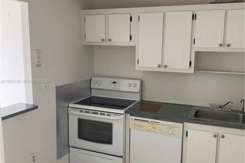 Condo in North Miami Beach, Florida, 1 bedroom  № 2049653 - photo 2