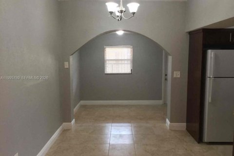 Снять в аренду виллу или дом в Майами-Гарденс, Флорида 3 спальни, 153.2м2, № 2060293 - фото 3