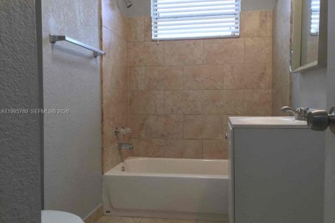 Снять в аренду виллу или дом в Майами-Гарденс, Флорида 3 спальни, 153.2м2, № 2060293 - фото 14