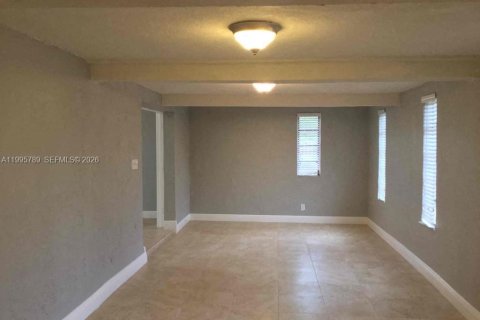 Снять в аренду виллу или дом в Майами-Гарденс, Флорида 3 спальни, 153.2м2, № 2060293 - фото 6