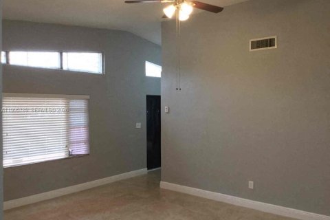 Снять в аренду виллу или дом в Майами-Гарденс, Флорида 3 спальни, 153.2м2, № 2060293 - фото 2