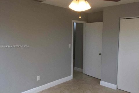 Снять в аренду виллу или дом в Майами-Гарденс, Флорида 3 спальни, 153.2м2, № 2060293 - фото 12