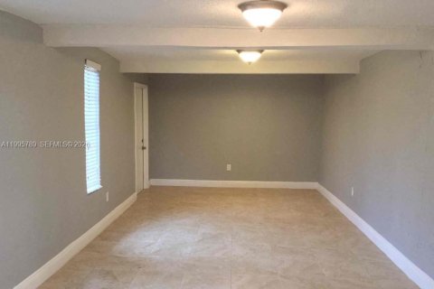 Снять в аренду виллу или дом в Майами-Гарденс, Флорида 3 спальни, 153.2м2, № 2060293 - фото 5