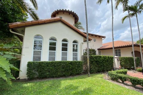 Снять в аренду виллу или дом в Майами-Лейкс, Флорида 4 спальни, 234.39м2, № 1957138 - фото 2