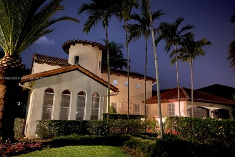 Снять в аренду виллу или дом в Майами-Лейкс, Флорида 4 спальни, 234.39м2, № 1957138 - фото 3