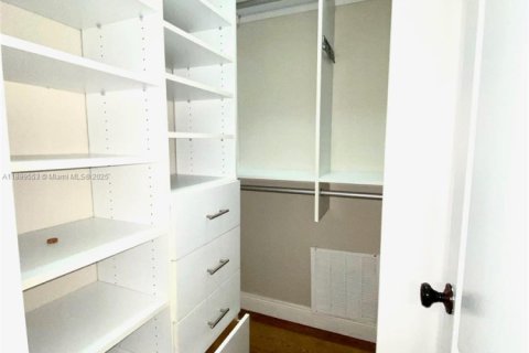 Снять в аренду виллу или дом в Майами-Лейкс, Флорида 4 спальни, 234.39м2, № 1957138 - фото 22