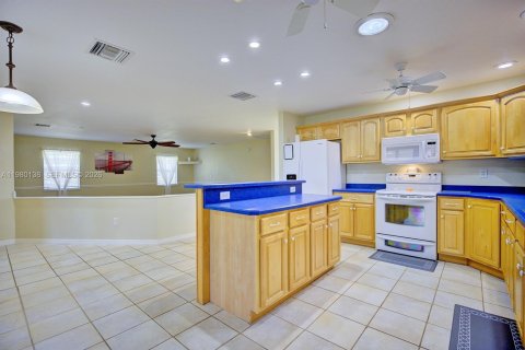 House in Sebring, Florida 3 bedrooms, 171.59 sq.m. № 2046454 - photo 13