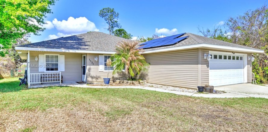 House in Sebring, Florida 3 bedrooms, 171.59 sq.m. № 2046454