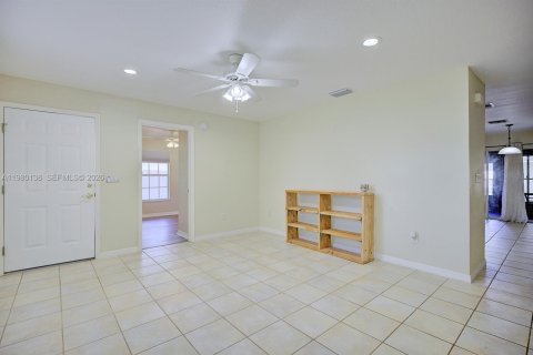 House in Sebring, Florida 3 bedrooms, 171.59 sq.m. № 2046454 - photo 5