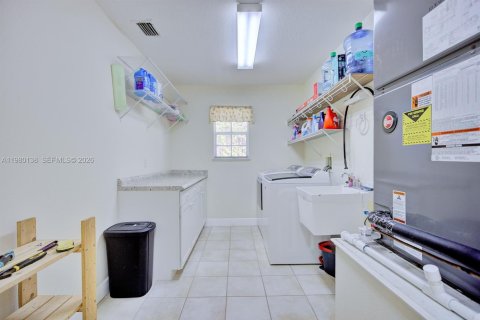 House in Sebring, Florida 3 bedrooms, 171.59 sq.m. № 2046454 - photo 9