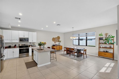 Casa en venta en Miami, Florida, 4 dormitorios, 237.46 m2 № 1924281 - foto 12