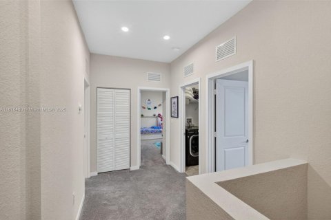 Casa en venta en Miami, Florida, 4 dormitorios, 237.46 m2 № 1924281 - foto 23