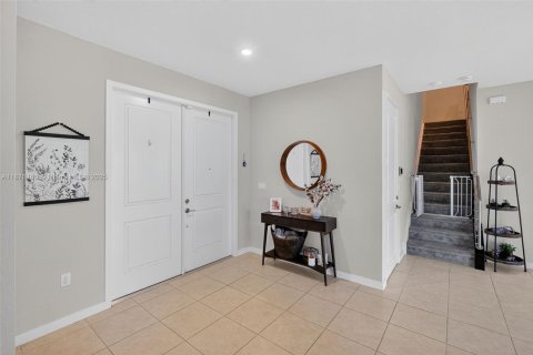 Casa en venta en Miami, Florida, 4 dormitorios, 237.46 m2 № 1924281 - foto 4